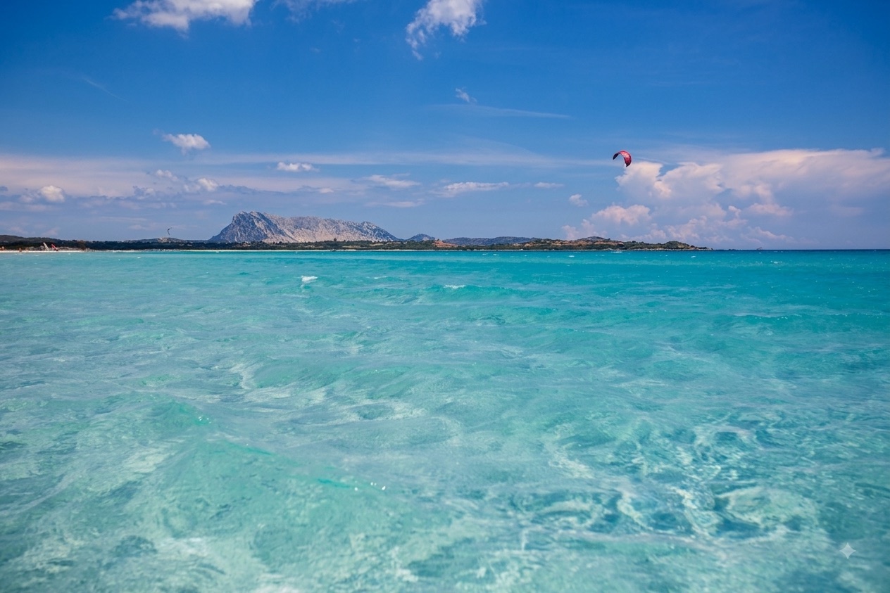Il mare turchese de La Cinta con vista su Tavolara