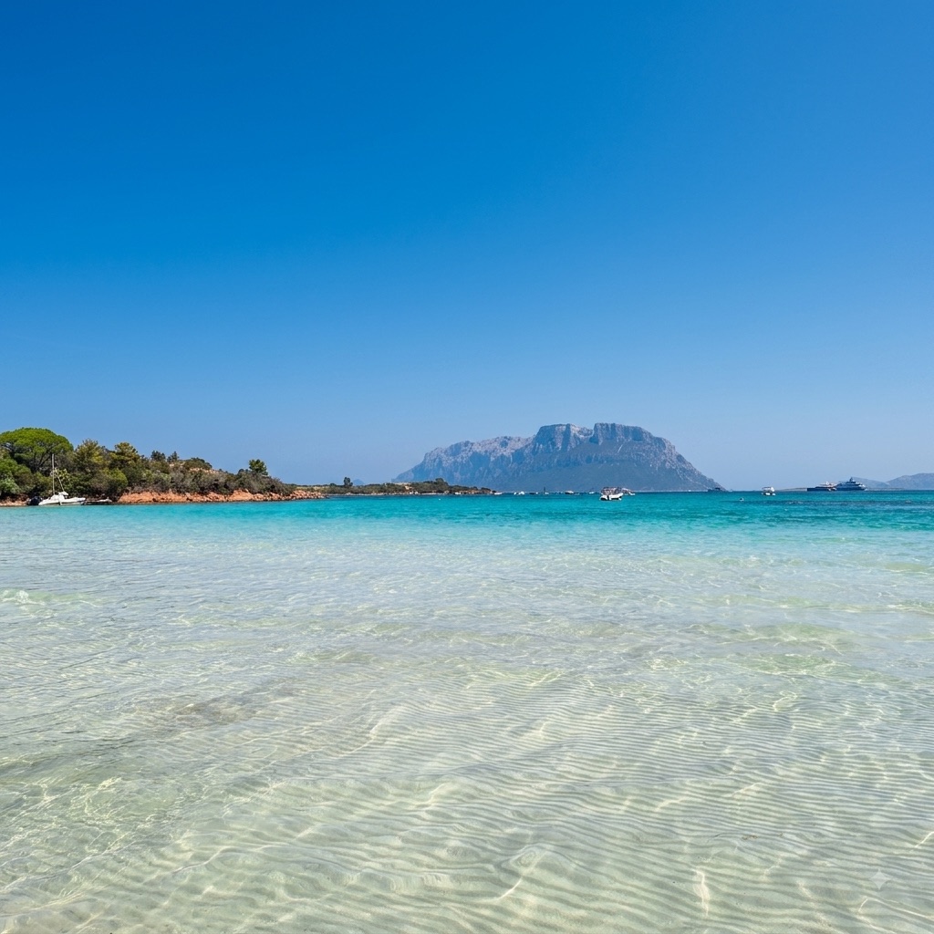 Il mare cristallino di Porto Istana con vista su Tavolara