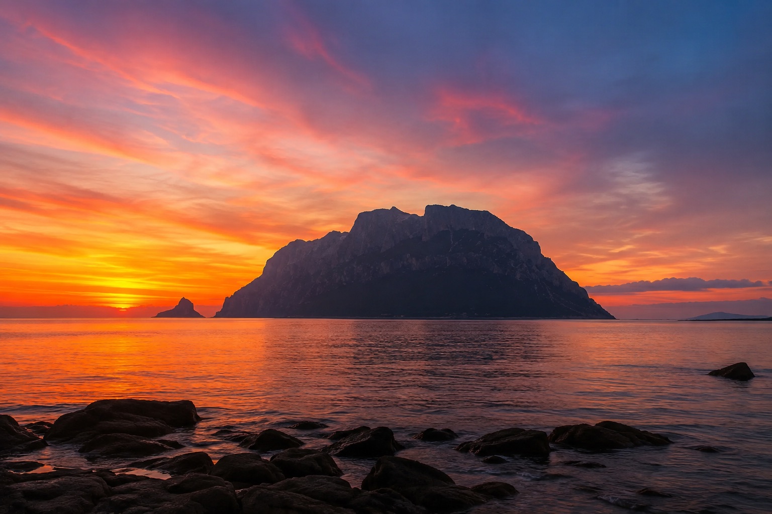 Vista dell'isola di Tavolara al tramonto